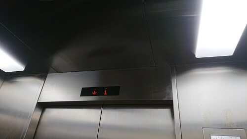 エレベーター内部
