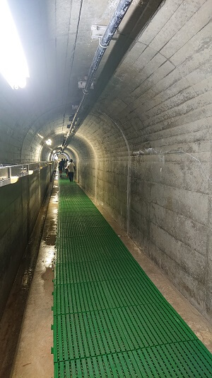 地下トンネル内部